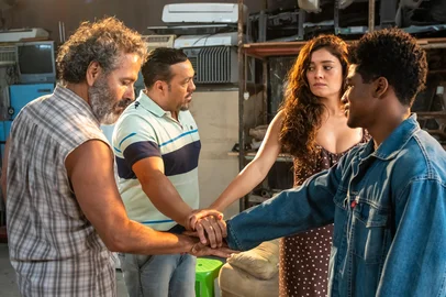 Gerluce articula com seus aliados, três graças<!-- NICAID(16180149) -->