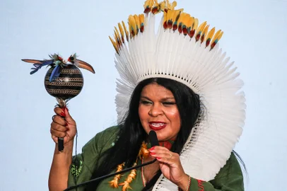 SCARLETT ROCHA / AGIF - AGÊNCIA DE FOTOGRAFIA/ESTADÃO CONTEÚDO BRASÍLIA, POSSE DE ANIELLE FRANCO E SÔNIA GUAJAJARADF - BRASÍLIA, POSSE DE ANIELLE FRANCO E SÔNIA GUAJAJARA - GERAL - BRASÍLIA, POSSE DE ANIELLE FRANCO E SÔNIA GUAJAJARA - Sônia Guajajara discursa durante cerimônia conjunta de posse dela como Ministra dos Povos Indígenas, e Anielle Franco, Ministra da Igualdade Racial, nesta quarta-feira (11), em Brasília, no Palácio do Planalto. Entre os participantes do ato de posse está o presidente Luiz Inácio Lula da Silva (PT), a ex-presidenta Dilma Rousseff e o Vice-presidente Geraldo Alckmin. 11/01/2023 - Foto: SCARLETT ROCHA/AGIF - AGÊNCIA DE FOTOGRAFIA/AGIF - AGÊNCIA DE FOTOGRAFIA/ESTADÃO CONTEÚDOEditoria: GERALLocal: BRASÍLIAIndexador: SCARLETT ROCHAFotógrafo: AGIF - AGÊNCIA DE FOTOGRAFIA<!-- NICAID(15319265) -->