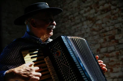 PORTO ALEGRE, RS, BRASIL, 10/03/2023- Cantor e músico nativista, Luiz Carlos Borges completa 70 anos de vida e 60 de carreira profissional. Fotos: Jonathan Heckler / Agencia RBS<!-- NICAID(15371783) -->