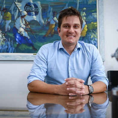 Vice de futebol do Grêmio concede entrevista para ZH<!-- NICAID(15700606) -->