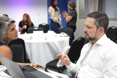 Secretário de Educação da Capital, Leonardo Pascoal junto de Anna Penido, diretora-executiva do Centro Lemann, durante o encontro do Conselho de Secretários de Educação de Capitais (CONSEC), em São Paulo/SP, em janeiro/25<!-- NICAID(15970498) -->
