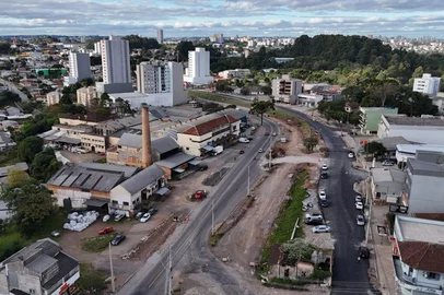 Imagem aérea das obras na Avenida Alexandre Rizzo e na Rua Cristiano Ramos de Oliveira<!-- NICAID(16038825) -->