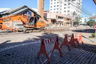 CAXIAS DO SUL, RS, BRASIL, 16/06/2025. Obra na Rua Hércules Galló. (Neimar De Cesero/Agência RBS)Indexador: Neimar De Cesero<!-- NICAID(16060901) -->