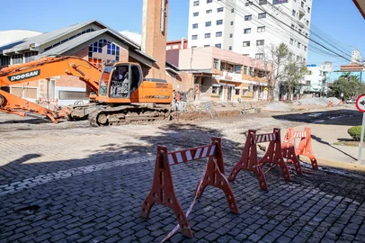 CAXIAS DO SUL, RS, BRASIL, 16/06/2025. Obra na Rua Hércules Galló. (Neimar De Cesero/Agência RBS)Indexador: Neimar De Cesero<!-- NICAID(16060901) -->