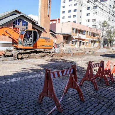 CAXIAS DO SUL, RS, BRASIL, 16/06/2025. Obra na Rua Hércules Galló. (Neimar De Cesero/Agência RBS)Indexador: Neimar De Cesero<!-- NICAID(16060901) -->