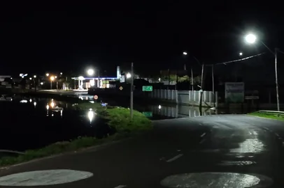Bloqueio total no acesso a Eldorado do Sul, na BR-290 no quilômetro 107, no sentido interior-capital,  por elevação do nível da água no sentido interior.<!-- NICAID(16066815) -->