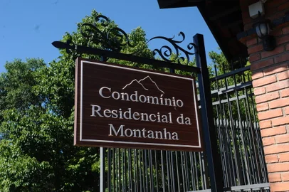 CAXIAS DO SUL, RS, BRASIL (20/12/2021)Moradores de condomínios na Linha 40, em Caxias, comemoram recebimento dos títulos das propriedades. (Antonio Valiente/Agência RBS)<!-- NICAID(14972361) -->