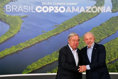 Lucas Landau / COP30 06.11.2025 - Belem - O presidente do Brasil, Luiz Inácio Lula da Silva, cumprimenta António Guterres, secretário-geral das Nações Unidas durante a Conferência das Nações Unidas sobre Mudanças Climáticas COP 30. Foto Lucas Landau/COP30 06.11.2025 - Belem - Brazil's President Luiz Inacio Lula da Silva shakes hands with UN Secretary-General António Guterres during the United Nations Climate Change Conference COP 30. Foto Lucas Landau/COP30 <!-- NICAID(16161980) -->