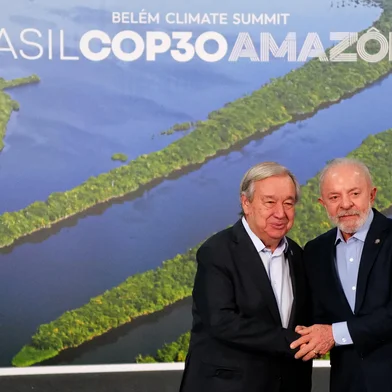 06.11.2025 - Belem - O presidente do Brasil, Luiz InÃ¡cio Lula da Silva, cumprimenta AntÃ³nio Guterres, secretÃ¡rio-geral das NaÃ§Ãµes Unidas durante a ConferÃªncia das NaÃ§Ãµes Unidas sobre MudanÃ§as ClimÃ¡ticas COP 30. Foto Lucas Landau/COP30  06.11.2025 - Belem - Brazil's President Luiz Inacio Lula da Silva shakes hands with  UN Secretary-General AntÃ³nio Guterres during the United Nations Climate Change Conference COP 30. Foto Lucas Landau/COP30 <!-- NICAID(16161980) -->