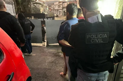 Grupo suspeito de invadir contas de médicos gaúchos e aplicar golpes é alvo de operação em SP. Delegacia de Repressão a Crimes Patrimoniais Eletrônicos do RS deflagrou a Operação Medici Umbra.<!-- NICAID(16061380) -->