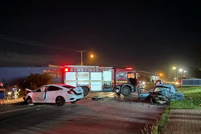 12 de abril de 2025 Um homem morreu e duas mulheres ficaram feridas em um acidente envolvendo um Chevrolet Corsa e um Honda Civic na RS-118 em Viamão, na Região Metropolitana.<!-- NICAID(16015870) -->