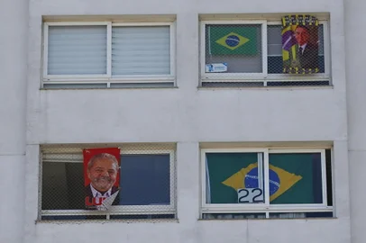PORTO ALEGRE, RS, BRASIL - 2022.10.28 - A matéria vai explicar se é permitido ou não exibir bandeiras políticas nas sacadas dos prédios. (foto: andré ávila/ Agência RBS)<!-- NICAID(15248622) -->