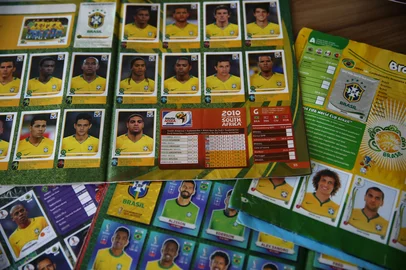 CAXIAS DO SUL, RS, BRASIL, 20/04/2026. Colecionadores se preparam para período de mais um álbum da Copa do Mundo e febre das figurinhas. O empresário William Deon, 45 anos, de Caxias do Sul, completou os últimos álbuns desde a Copa de 1994. Na parceria dos filhos, ele mantém o costume desde jovem. Nova edição estará nas bancas a partir de maio, pouco mais de um mês antes do início do campeonato de seleções. (Porthus Junior/Agência RBS)<!-- NICAID(16269349) -->