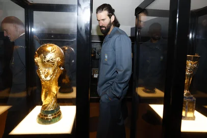 Alisson na sede da CBF no Rio de Janeiro, antes do embarque da Seleção Brasileira aos EUA para a disputa da Copa do Mundo.<!-- NICAID(16298005) -->
