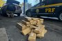 Homem é preso com mais de 600 quilos de maconha em carro roubado em Caxias. A droga estava escondida no porta-malas e no banco traseiro de um veículo Yaris<!-- NICAID(15481681) -->