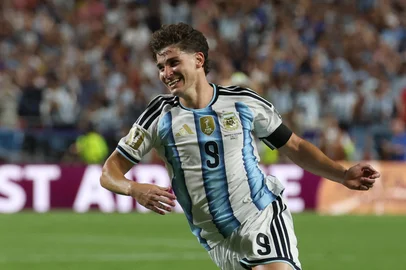 Odd ANDERSEN / AFP Argentina's forward #09 Julian Alvarez celebrates scoring his team's second goal during the 2026 World Cup football tournament quarter-final match between Argentina and Switzerland at the Kansas City Stadium in Kansas City on July 11, 2026. (Photo by Odd ANDERSEN / AFP)Editoria: SPOLocal: Kansas CityIndexador: ODD ANDERSENSecao: soccerFonte: AFPFotógrafo: STF<!-- NICAID(16325792) -->