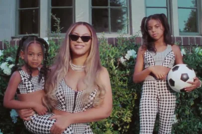 Beyoncé e suas duas filhas, Blue Ivy e Rumi, aparecem em campanha a Ivy Park.<!-- NICAID(14956990) -->