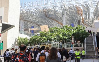 Delegates queue to enter the Expo City venue during the COP28 United Nations climate talks in Dubai on December 4, 2023. (Photo by Giuseppe CACACE / AFP)Editoria: WEALocal: DubaiIndexador: GIUSEPPE CACACESecao: global changeFonte: AFPFotógrafo: STF<!-- NICAID(15616229) -->