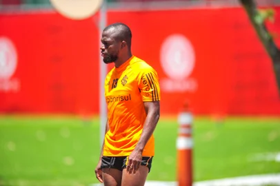 O atacante Enner Valencia participa de treino do Inter no CT Parque Gigante.<!-- NICAID(15603543) -->