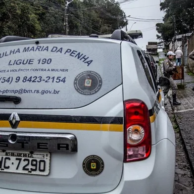 A Brigada Militar (BM) de Caxias do Sul prendeu nesta sexta-feira (12) um homem que é suspeito de incendiar a casa da ex-companheira. O crime ocorreu na madrugada do dia 10 de julho, no bairro Ana Rech. Ninguém se feriu.<!-- NICAID(15173745) -->