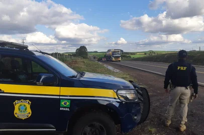 Para um dos feriados que mais movimentam as estradas gaúchas, as Polícias Rodoviárias Estadual e Federal reforçam a operação de fiscalização nas rodovias que levam ao interior e ao litoral. A Operação Semana Santa 2022 tem início às 00h1min desta quinta-feira (14) e segue até às 23h59min do domingo (17).  <!-- NICAID(15067580) -->