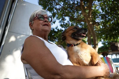 CAPÃO DA CANOA, RS, BRASIL, 04-02-2026: A vida em um trailer: A professora aposentada, Vani Neves da Rosa, 73 anos, há quatro anos veraneia dentro de um trailer de poucos metros quadrados. Em uma praça de Capão da Canoa, divide o espaço com a cachorrinha Charlote e a neta. A aposentada de Taquari, tem paixão por viagens e escolheu a estrada e o trailer como uma alternativa para veranear em diferentes locais do Rio Grande do Sul e Santa Catarina. Fotos:Renan Mattos/Agencia RBS<!-- NICAID(16219208) -->