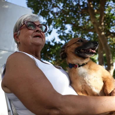 CAPÃO DA CANOA, RS, BRASIL, 04-02-2026: A vida em um trailer: A professora aposentada, Vani Neves da Rosa, 73 anos, há quatro anos veraneia dentro de um trailer de poucos metros quadrados. Em uma praça de Capão da Canoa, divide o espaço com a cachorrinha Charlote e a neta. A aposentada de Taquari, tem paixão por viagens e escolheu a estrada e o trailer como uma alternativa para veranear em diferentes locais do Rio Grande do Sul e Santa Catarina. Fotos:Renan Mattos/Agencia RBS<!-- NICAID(16219208) -->