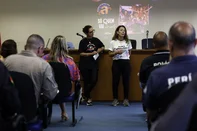 CAPÃO DA CANOA, RS, BRASIL, 23/01/2026: Reunião Operacinal de Segurança para o Planeta Atlântida 2026. A reunião contou com participação do MPRS, Brigada Militar, Corpo de Bombeiros, Policia Civil, Policia Penal e outras entidades. Na imagem, (e) Caroline Torma, Diretora Executiva de Marketing e entretenimento da RBS  e Débora Dalcin, consultora Jurídica do Grupo RBS (d).  Fotos: Duda Fortes/Agencia RBS<!-- NICAID(16210159) -->