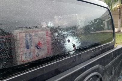Esta foto divulgada pela Rádio Kawsachun Coca (RKC) mostra o que disse serem impactos de balas em uma caminhonete na qual o ex-presidente boliviano Evo Morales viajava em Cochabamba, Bolívia, em 27 de outubro de 2024. O ex-presidente boliviano Evo Morales disse que homens armados atiraram uma saraivada de balas atingiu seu carro no domingo, enquanto ele viajava para uma entrevista de rádio na cidade central de Cochabamba, ferindo seu motorista. (Foto de Folheto / Kawsachun Coca<!-- NICAID(15900781) -->