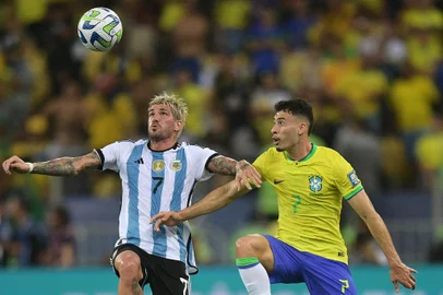 Argentina's midfielder Rodrigo De Paul (L) and Brazil's forward Gabriel Martinelli fight for the ball during the 2026 FIFA World Cup South American qualification football match between Brazil and Argentina at Maracana Stadium in Rio de Janeiro, Brazil, on November 21, 2023. (Photo by CARL DE SOUZA / AFP)Editoria: SPOLocal: Rio de JaneiroIndexador: CARL DE SOUZASecao: soccerFonte: AFPFotógrafo: STF<!-- NICAID(15604904) -->