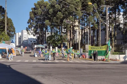 Bolsonaristas seguem em frente ao quartel de Caxias nesta quinta<!-- NICAID(15254393) -->