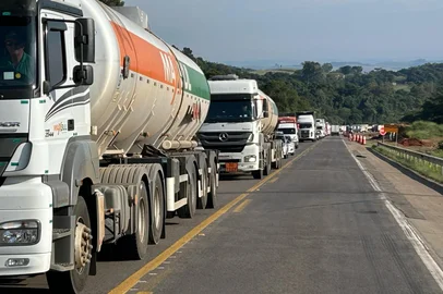 Bloqueio na BR-386 após acidente já dura mais de 8 horas e congestionamento chega a 10 km<!-- NICAID(16022333) -->