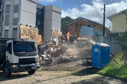 Luca Roth / Agencia RBS Quase 10 meses após interdição, sobrados com rachaduras são demolidos em Caxias do Sul<!-- NICAID(16206446) -->