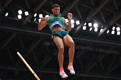 Brazil's Thiago Braz competes in the men's pole vault qualification during the Tokyo 2020 Olympic Games at the Olympic Stadium in Tokyo on July 31, 2021. (Photo by Ben STANSALL / AFP)Editoria: SPOLocal: TokyoIndexador: BEN STANSALLSecao: athletics, track and fieldFonte: AFPFotógrafo: STF<!-- NICAID(14850432) -->