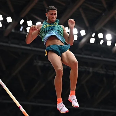 Brazil's Thiago Braz competes in the men's pole vault qualification during the Tokyo 2020 Olympic Games at the Olympic Stadium in Tokyo on July 31, 2021. (Photo by Ben STANSALL / AFP)Editoria: SPOLocal: TokyoIndexador: BEN STANSALLSecao: athletics, track and fieldFonte: AFPFotógrafo: STF<!-- NICAID(14850432) -->