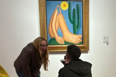 Gaúcha é pedida em casamento em frente a obra de "Abaporu", da artista homônimo Tarsila do Amaral<!-- NICAID(16076267) -->