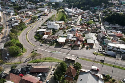 CAXIAS DO SUL, RS, BRASIL, 14/09/2023. Pouco mais de dois anos após a rescisão do contrato com a empresa que faria a reformulação do acesso ao bairro Planalto pela BR-116 (próxio ao km 151), a prefeitura de Caxias abriu, nesta semana, novo processo para contratar a obra. Assim como previsto no projeto que seria executado anteriormente, as mudanças vão incluir novas faixas de espera e de retorno, mas não será mais instalada uma passarela para a travessia de pedestres. Na foto, vistas aéreas do trecho. (Porthus Junior/Agência RBS)<!-- NICAID(15541035) -->