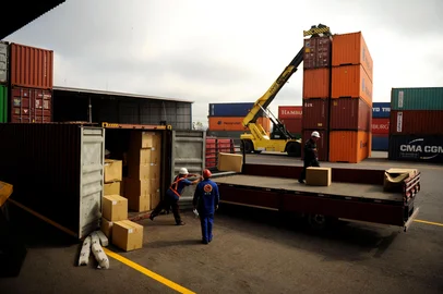 CAXIAS DO SUL, RS, BRASIL, 16/08/2016. Ambiental do Porto Seco / Estação Aduaneira, mostrando os containers. Matéria sobre a influência da variação do dólar na economia de exportação. (Diogo Sallaberry/Agência RBS)<!-- NICAID(12382108) -->