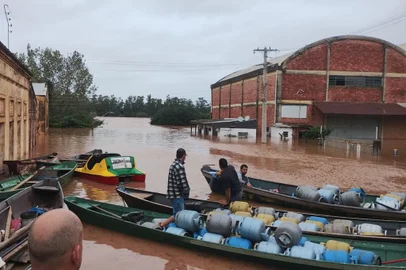 Canoas Alto estoque faz Refap parar unidade de produção de gás para cozinhaRodovias bloqueadas e regiões isoladas não permitem dar vazão às entregasUnidade da Petrobras, a Refinaria Alberto Pasqualini (Refap), em Canoas, suspendeu uma das unidades de processamento de gás liquefeito de petróleo (GLP). O motivo é o alto volume de estoque, pois as engarrafadoras não estão conseguindo retirar. <!-- NICAID(15758481) -->