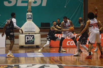 Caxias Basquete derrotou o São Paulo e subiu na tabela do NBB. Foi a segunda vitória seguida da equipe caxiense.<!-- NICAID(15995762) -->