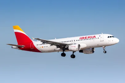 Iberia Airbus A320 airplane at Paris OrlyParis, France - August 16, 2018: Iberia Airbus A320 airplane at Paris Orly airport (ORY) in France. Airbus is an aircraft manufacturer from Toulouse, France. Foto: Lukas Wunderlich / stock.adobe.comIndexador: Lukas WunderlichFonte: 316094504<!-- NICAID(14981542) -->