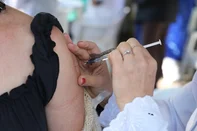 CAXIAS DO SUL, RS, BRASIL. 10.05.2025. Mutirão na Praça Dante Alighieri pretende vacinar 3 mil pessoas. (Ulisses Castro / Agência RBS).<!-- NICAID(16034508) -->