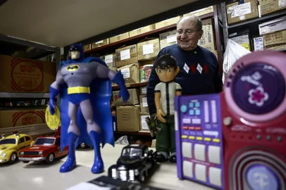 PORTO ALEGRE, RS, BRASIL, 2025-07-25 - Em tempos de bebê reborn, como resistem os hospitais de brinquedos? Em 2015, falamos de um hospital que recupera brinquedos aqui em POA – esse lugar estaria completando 50 anos de existência. Luiz Oscar Berthold é proprietárioda Centro Técnica de Brinquedos e arruma diversos brinquedos dos seus clientes, a maioria com apelo sentimental de memórias familiares. Na foto: Luiz Oscar Berthold Foto: André Ávila/Agência RBSIndexador: Andre Avila<!-- NICAID(16088164) -->