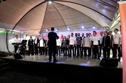 CAXIAS DO SUL, RS, BRASIL, 16/10/2022. Movimentação no dia de encerramento da 38ª Feira do Livro de Caxias do Sul. Programação contou com apresentação do Coro Municipal de Caxias do Sul, entre outras atrações do Palco da Feira. A patrona, Maya Falks, se despediu dos livreiros e dos visitantes, sempre na companhia da mãe e incentivadora, Lilia Bastian Falkenbach. (Neimar De Cesero/Agência RBS)<!-- NICAID(15236749) -->