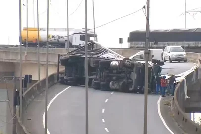 Caminhão tomba e bloqueia acesso da BR-448 a Porto Alegre<!-- NICAID(16288572) -->