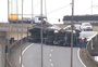 Caminhão tomba e causa bloqueio parcial na Rodovia do Parque em Porto Alegre