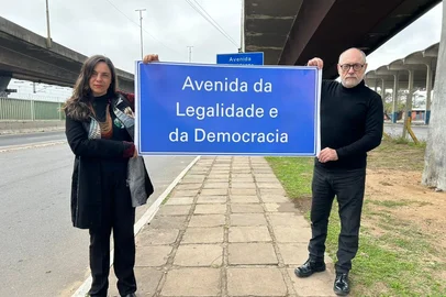 O vereador Pedro Ruas aprovou o projeto de mudança da Av. Castello Branco, para Av. da Legalidade e da Democracia, no ano de 2014 . Sempre com o apoio de Fernanda Melchionna, então vereadora e hoje deputada federal, Ruas era o líder do Psol em Porto Alegre. Em 2018, a Justiça Estadual mandou voltar ao antigo nome. Agora, com a recomendação do Ministério Público Federal para retirar as homenagens aos representantes da Ditadura Militar, Pedro Ruas apresentou na Câmara da capital um novo projeto e já coneça a lutar pela sua aprovação, novamente como líder do Psol. Fernanda, a companheira de sempre, está engajada na causa e ambos acreditam na vitória definitiva