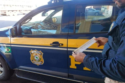 Motoristas são flagrados dirigindo horas acima do permitidos em Passo Fundo<!-- NICAID(16100639) -->