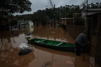 LAJEADO, RS, BRASIL, 19-06-2025: CHUVAS NO RS - Os volumes de chuvas na bacia hidrográfica do Rio Taquari deixaram a população de Lajeado em alerta.  Durante a madrugada de quinta-feira o nível do Rio Taquari atingiu a marca de 22, 31, obrigando a população de bairros próximos a serem retirada de suas residências. No bairro Centro a manhã foi de evacuações. Foto: Renan Mattos / Agência RBS<!-- NICAID(16063388) -->