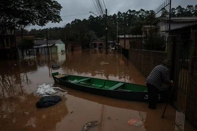 LAJEADO, RS, BRASIL, 19-06-2025: CHUVAS NO RS - Os volumes de chuvas na bacia hidrográfica do Rio Taquari deixaram a população de Lajeado em alerta.  Durante a madrugada de quinta-feira o nível do Rio Taquari atingiu a marca de 22, 31, obrigando a população de bairros próximos a serem retirada de suas residências. No bairro Centro a manhã foi de evacuações. Foto: Renan Mattos / Agência RBS<!-- NICAID(16063388) -->